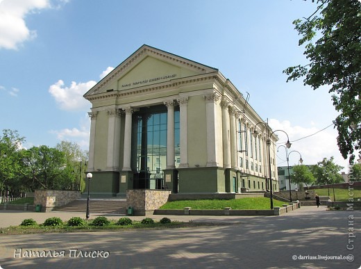 Это здание построено в 1958 году, в 1990-е годы было закрыто, затем реконструировано с введением зеркального зеленого остекления, и в настоящее время здесь размещается Дворец творчества детей и молодежи.  (фото 6)