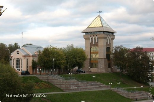 Башня «Духовской круглик» была возведена рядом с Летним амфитеатром. Место для строения выбрано не случайно. Еще в XIV веке здесь, на Задуновской улице, находилась каменная башня, к XVII веку она была заменена на деревянную и представляла в сечении восьмигранник, визуально похожий на круг. Отсюда и название – круглик. А поскольку располагалась она напротив Свято-Духовской церкви, построенной князем Ольгердом в XIV в. – «Духовской круглик». (фото 21)