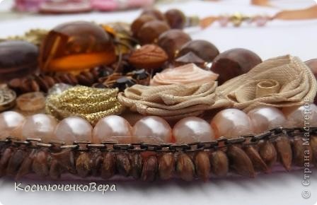 По краю окантовка из яблочных косточек и жемчуга (фото 6)