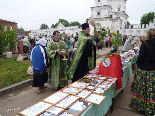 Праздник Святой Троицы. Мои работы освещает батюшка (фото 4)