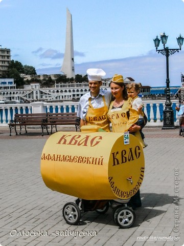 Второе место - бочка с настоящим квасом, которым угощали гостей парада, а в бочке - маленький ребеночек в костюмме сухарика,на котором настаивали квас! (фото 5)