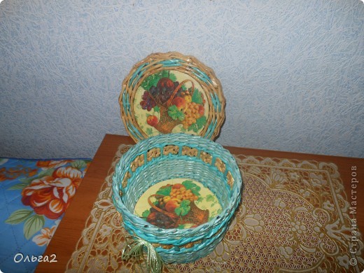 Небольшая шкатулочка из окрашенных палочек краской для яиц,вместо ленточки вплетена зубатка.На крышке и донышке салфетка