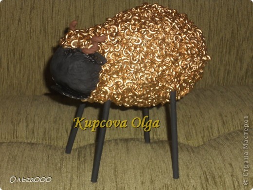 ну ,а теперь самое интересное.
крашу золотом из балончика,а морда,рога и ножки гуашью (фото 13)