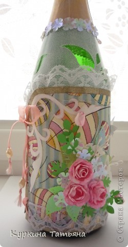 Розочки самодельные по МК <a href="http://astoriaflowers.blogspot.com/2012/01/blog-post_7452.html">Астории</a>, листики дырокольные (спасибо Мастерицам Страны за обмен) и паетки (нашла у нас магазинчик и накупила там паеточек в форме листиков, цветочков и снежинок), а еще вооот там с правы виднеются тычинки, тоже попробывала сама сделать, в принципе удачно. (фото 5)