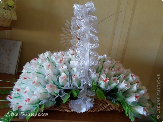 Готовлюсь к свадьбе брата.В этой корзине 153 бутона с конфетами Рафаэлло. Вдохновилась я на эту работу, посмотрев на "белое облако" Светланы svetik629 ( https://podjem-tal.ru/user/78438) Спасибо ей большое!!! (фото 1)