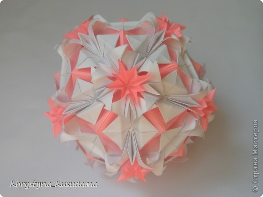 МК здесь http://kusudama.info/2012/04/florentia-tutorial/
лепестки немножко изменила, как в Камелии Тани Височиной https://podjem-tal.ru/node/34318 (фото 2)