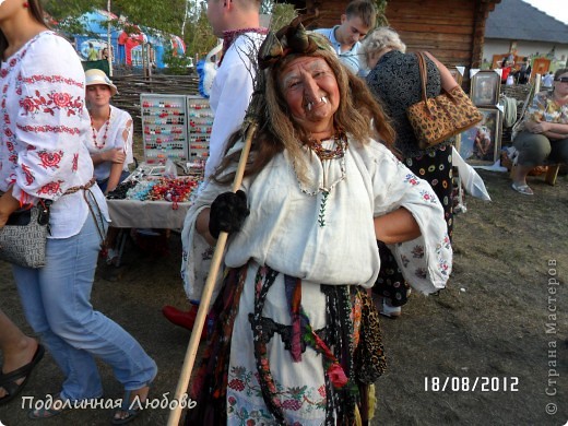 Баба Яга - один из сказочных персонажей, которые прогуливаясь в толпе, с удовольствием позировали. (фото 3)