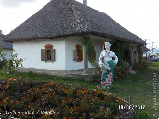 Хата Солохи со статуей хозяйки. (фото 45)