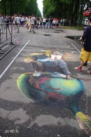 Street painting (в переводе с английского – «уличная живопись») – объемные, трехмерные рисунки мелом на различных поверхностях – асфальте, тротуарах, стенах зданий и т. п.. Рисунки выглядят необычно и оригинально, каждый из них – произведение искусства. (фото 3)