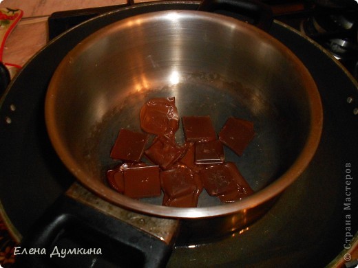 растапливаю шоколад на водяной бане..правда,баня у меня смешная)))большая сковородка с одой,в ней маленькая кастрюля) (фото 3)