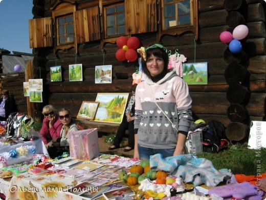 , ну а вот и Я, собственной персоной , со своими работами. На голове лариат, свалянный моей подругой Юлией,ее работы техника - мокрое валяние- справа на столе. (фото 13)