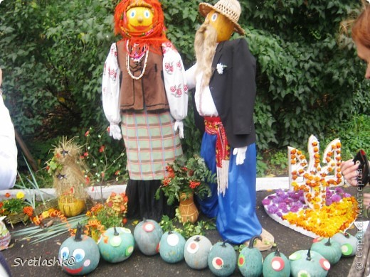 Не знаю в какой технике эти чуда, но покажу здесь. Было очень много работ из цветов, овощей и природных матер.  (фото 11)