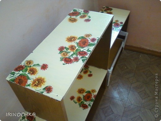 Немного поработала над полочкой, раньше на ней игрушки стояли, теперь мы её подвесили в другом месте и там стоят книги и игры по сенсорике. Честно говоря, я бы ещё и стенками занялась, но напарница сказала, что не надо (фото 2)