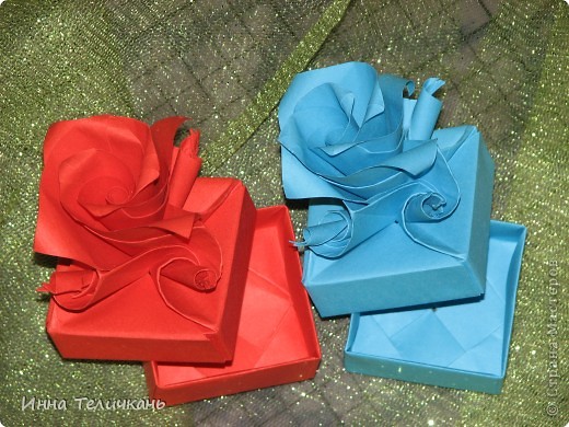 Еще один вариант, коробочки - розы! Origami Valentine's rose (Tadashi Mori), видео сдесь http://www.youtube.com/watch?v=tWR7aceWh1A (фото 7)