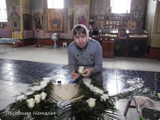 Сначала укладываем фон - веточки туи, потом самые крупные цветы - розы, хризантемы, лилии. Все срезы делаем острым ножом наискосок. (фото 7)