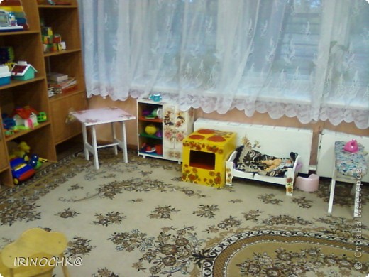 Так это выглядит сейчас. Немного поработала над плитой ))) Столик конечно стоит впереди со стульчиками, но для фото поставила, чтобы было видно всё (фото 4)