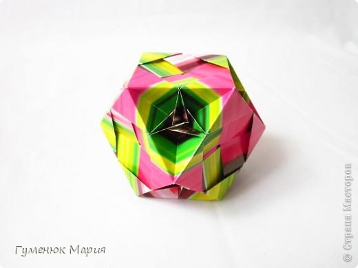 третья:
 Mozaic with Facets
Tomoko Fuse
12 модулей
5*10
итог 8 см. Милая и очень красивая. В жизни:)) (фото 8)