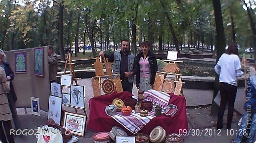 Здравия желаю всем жителям и гостям Страны мастеров. Вот решила заглянуть с отчетом, где так долго пропадала. То занималась делами огородными, и, в перерывах готовилась к выставке. Здесь я с моим коллегой (мы работаем в паре) и с работами наших учеников и нашими. Выставка была на день города. (фото 1)