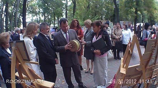 Выставка открылась обходом городского начальства каждой школы. Все вкратце презентовали свои работы. В этом году мы выставляли авторские работы. Было очень интересно - у нас есть еще много талантливых детей и их родителей. (фото 3)