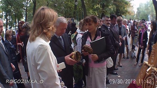 Но и не только мэра заинтересовали плетенки. Люди с большим интересом задавали вопросы и не верили, что это из бумаги. Приходилось доказывать...(искали буквы, к примеру). (фото 5)
