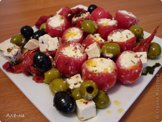 Именно с оливками и травами получается совсем другой вкус у этой вроде бы известной закуски.  Раньше фаршировала только большие помидоры,но удобнее и интереснее смотрятся именно маленькие .Да и есть их удобнее)) (фото 1)