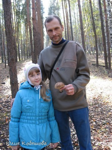 А рядом с сосновым лесом, березовый,вот с такими подберезовиками. Но так как мы грибы никогда не собираем, ну не едим мы их, то такое чудо папочка прикрепил на веточку: белочка съест. Вообще фраза "белочка съест" звучала в лесу постоянно от  Даши: "не трогай грибочек, не ломай - белочка съест" твердила Даша по поводу всех грибов, которые встречали. (фото 10)