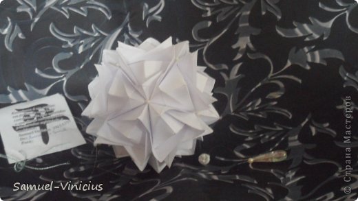 Kusudama Blutenball- Rocky Jardes
Paper size: 9x9cm
Finished model: ~11cm
Diagram: (video) http://www.youtube.com/watch?v=ADNf8l_dLG8 (фото 3)