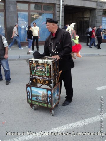 Так быстро пролетел год! Вот и снова в Тбилиси осенний день города! мы попали только на последний его день, поэтому фоторепортаж маленький, и будет состоять только из одной части.

Играет шарманка - в самом центре празднования. Вокруг этого человека носятся с пассажирами брички и просто оседланные лошади.  (фото 1)