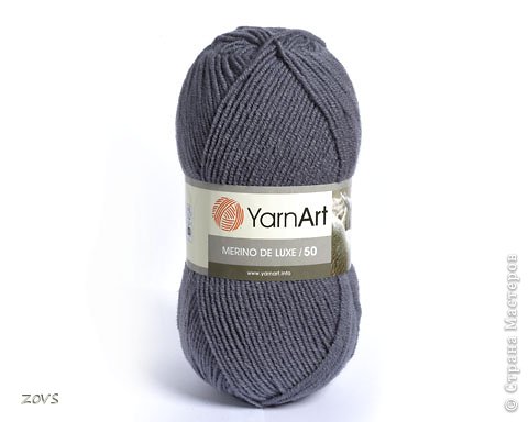 Пряжу использовала  YarnArt Merino de Luxe/50: 50% шерсть, 50% акрил. Длина: 280 м. Крючок рекомендуют №4, но я использовала №3 (для того, чтобы шляпка держала форму).
На комплект ушло 3 мотка пряжи.  (фото 2)