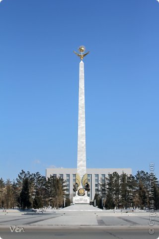 Точно такая же стела стоит в центре города.За стелой- акимат города Караганды. (фото 4)