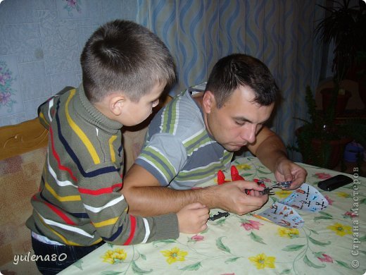 А вот так папа занимал сына, пока мама трудилась над подставкой. (фото 9)