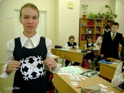 На мастер-классе в школе. Преподаватель - педагог дополнительного образования Наталья Михайловна Лазарева. Этого оленя юная вырезальщица делала самостоятельно, глядя на шаблон. (фото 17)