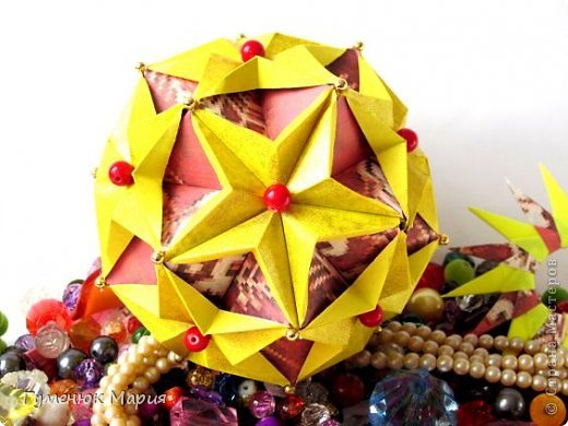 Kusudama Starsea или Sea star
 автор Томоко Фусе (источник авторства здесь: http://ru-kusudama.livejournal.com/797887.html) пункт №3.....
 видео такое же (с двосторонним эффектом!) от Тадаши Мори - http://www.youtube.com/watch?v=o6I22n4dqQ8&feature=player_embedded
 Параметры:
 30 модулей 10*10 (без вставок)
 итог - 12-13 см.
 без клея. (фото 2)