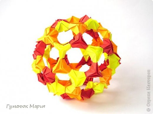 кусудама Buckyball
автор (Кажется, Buckyball есть в книжке 3D Geometric Origami Modular Роны Гуркевиц и Беннета Арнстейна (с. 59), модуль оч похожий.) из комментария в ЖЖ.
60 модулей
 итог 12 см.
Честно говоря - это первая такая кусудама сложенная (???) как правильно??? такой формой "пятерка, окружена шестерками"... Я до этого их так сложить и не смогда. Это первая работа. Намучалась со сборкой:)) Ну, не понимаю я как оно должно быть. Но вроде разобралась:)
МК здесь: https://podjem-tal.ru/node/152549
видео: http://www.youtube.com/watch?v=Zb2lHNqPm7w
 (фото 2)