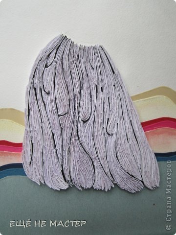 Затем заполнила промежутки между полосами петельчатым квиллингом из белых полос компьютерной бумаги. (фото 6)