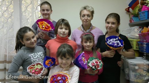 Вот они мои замечательные девчонки со своими чудными букетиками. (фото 1)