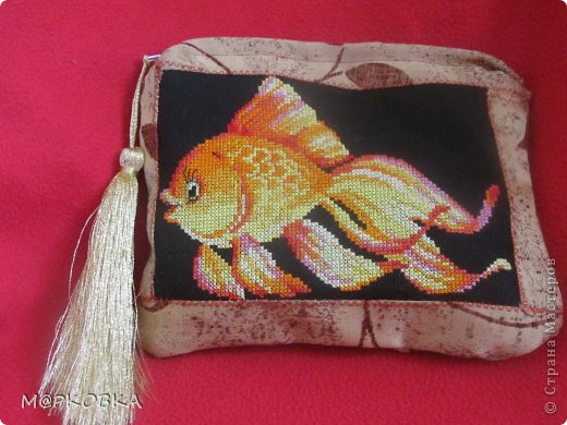 Приветствую гостей своего блога! Давно я не хвасталась своими обновками и не делилась новостями, а их собралось много. И вот моя первая косметичка-сумочка,которая безумно радует мой глаз и тешит самолюбие!  Эта сумочка во многом стала для меня первой : первая косметичка, первая вышивка на темной канве и т.д. и т.п...... (фото 1)