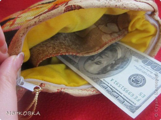 Внутри сумочка для удобства разделена на два деления. правда подкладку нужно было сделать чуть меньше, ну что же учту на будущее (фото 4)