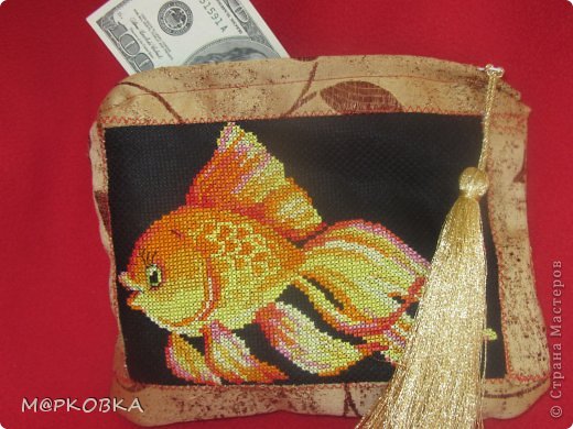 Как обычно я остаюсь верна себе, и честно признаюсь - конечный результат на 95% отличается от начальной задумки,но оно и к лучшему)))Поскольку рыбка призвана исполнять мои желания,я решила хранить в ней самое ценное: буду собирать деньги,предназначенные для исполнения этих самых желаний (фото 5)