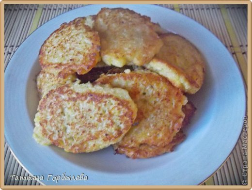 Дорогие мои вкусные друзья!!!! Тыква в этом году уродилась бооольшая!!! И булочек напекли, и каши наварили!Будем готовить оладьи.Что делать? На терке мелкой долго, решила перекрутить на электромясорубке, но надо осторожно, если тыква твердая.Первая порция несладкие оладьи. Добавила приличный кусочек капусты, 1 среднюю луковицу, 2-3 зубочка чеснока.В массу добавила 3 ст. л. манки, 1яйцо, соли по вкусу, пару ложек муки и немного соды. Ложкой выкладываем массу на раскаленную сковороду.Можно еще и зелени и других овощей по вкусу. (фото 1)