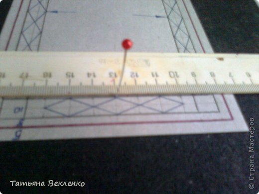 По линейке на равном расстоянии протыкаем картон. Проколы через 2 мм. Картон я уложила на отживший свой срок коврик для мышки. (фото 6)