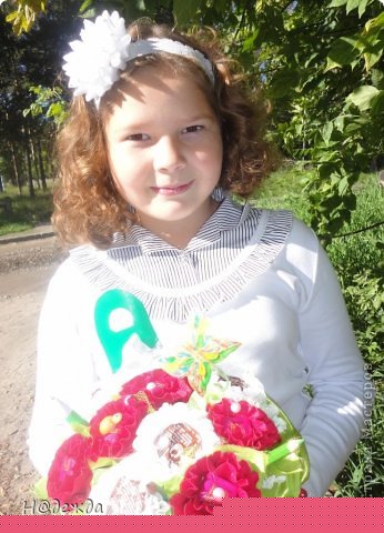 Первое сентября давно прошло, но так и остались не выложенные фото моих рукоделок для этого дня. Вот уже как неделю у нас выпал снег и потому еще большими теплыми воспоминаниями выкладываю эти фото теплых осенних деньков. Вот мои Вероничка перед линейкой с Букетом из конфет и повязкой Канзаши. (фото 1)
