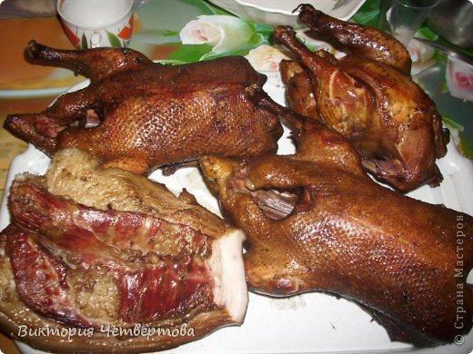 Мой любимый муж на праздники обязательно коптит мясо ))) Это например, он коптил на день рождение нашей доченьки. Коптит горячим копчением. Я сначала всё провариваю до полуготовности добавив туда соль( её требуется больше обычного примерно на яйцо),специи :чеснок не меньше головки, перец душистый, лавровый лист. А он завершает процесс копчением))) (фото 1)
