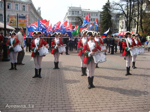 А это гордость нашего коллектива - ансамбль барабанщиц. Мы выступаем на всех городских праздниках, открываем торжественные шествия, "гастролируем" по городам области. Танец состоит из очень красивых перестроений и, конечно же, - барабанной дроби. Барабаны, кстати, очень тяжелые, и порой приходится держать их на своих плечах по часу и более. (фото 18)