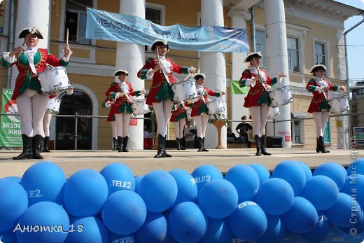 Выступаем как на открытых площадках, так и на сцене. Помню, однажды нас пригласили выступить на площадке размерами 4 на 3 метра. Мы с барабанами еле уместились там, а ведь нужно было ещё и танцевать. Но как-то выкрутились) (фото 19)