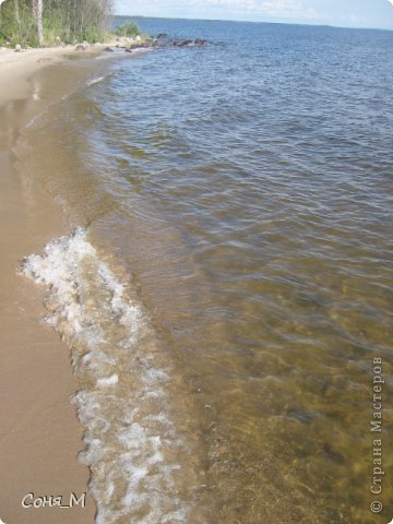 Очень чистая вода,  прозрачность как на море, плывешь и видешь что на дне. Камни такой красоты, что хоть весь берег забирай, розовый мрамор, пятнистые камушки, полосатые. Чудо! Я с моря столько красоты не привозила! Украсила ими сад. (фото 2)