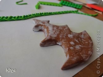 Поверхность и все края ёлки намазываем всё тем же клеем для лучшего сцепления пластики с пластикой. Выглядит вкусно!:)) (фото 25)