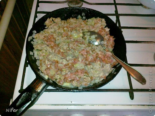 Сначала я обжариваю лук, в него добавляю заранее приправленный по вкусу фарш. (мои приправы: базилик сушеный, хмелли-сунелли, паприка, смесь перцев, перец чёрный молотый, соль).Добавляю немного воды, чтоб был бульончик. Когда фарш готов, ставлю это всё остывать. (фото 2)