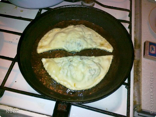 Раскаляем масло в сковородке( я лью не очень много, но необходимо чтоб один бочок плавал в нём). Обжариваем с двух сторон и кладём в кастрюлюку с крышкой, чтоб они пропитались паром и не были жёсткими. (фото 13)