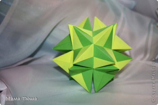 Из книги Томоко Фусе  - Unit Origami Essence
название не знаю. может кто подскажет
36 модулей по 9 см  без клея (фото 20)